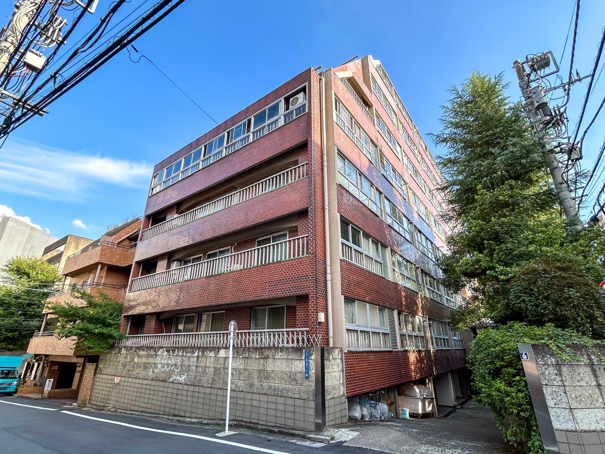 渋谷区千駄ヶ谷の賃貸物件/千駄ヶ谷の住宅街に立つ、貫禄のあるレトロマンション
