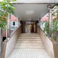 渋谷区千駄ヶ谷の賃貸物件/道路からエントランスをみる
