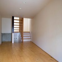 渋谷区広尾の売買物件/1階の部屋。階段でつながる開放的なつくり