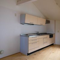 渋谷区広尾の売買物件/2階の台所兼食堂。勾配天井が空間に表情を与える