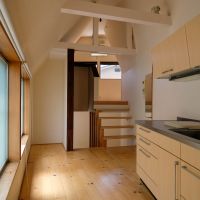 渋谷区広尾の売買物件/2階キッチンから上を見上げる。階段を軸に空間が立体的に展開していく様子が見える
