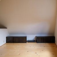 渋谷区広尾の売買物件/中3階リビング。勾配天井の下の収納スペース。屋根裏のような空間を有効活用