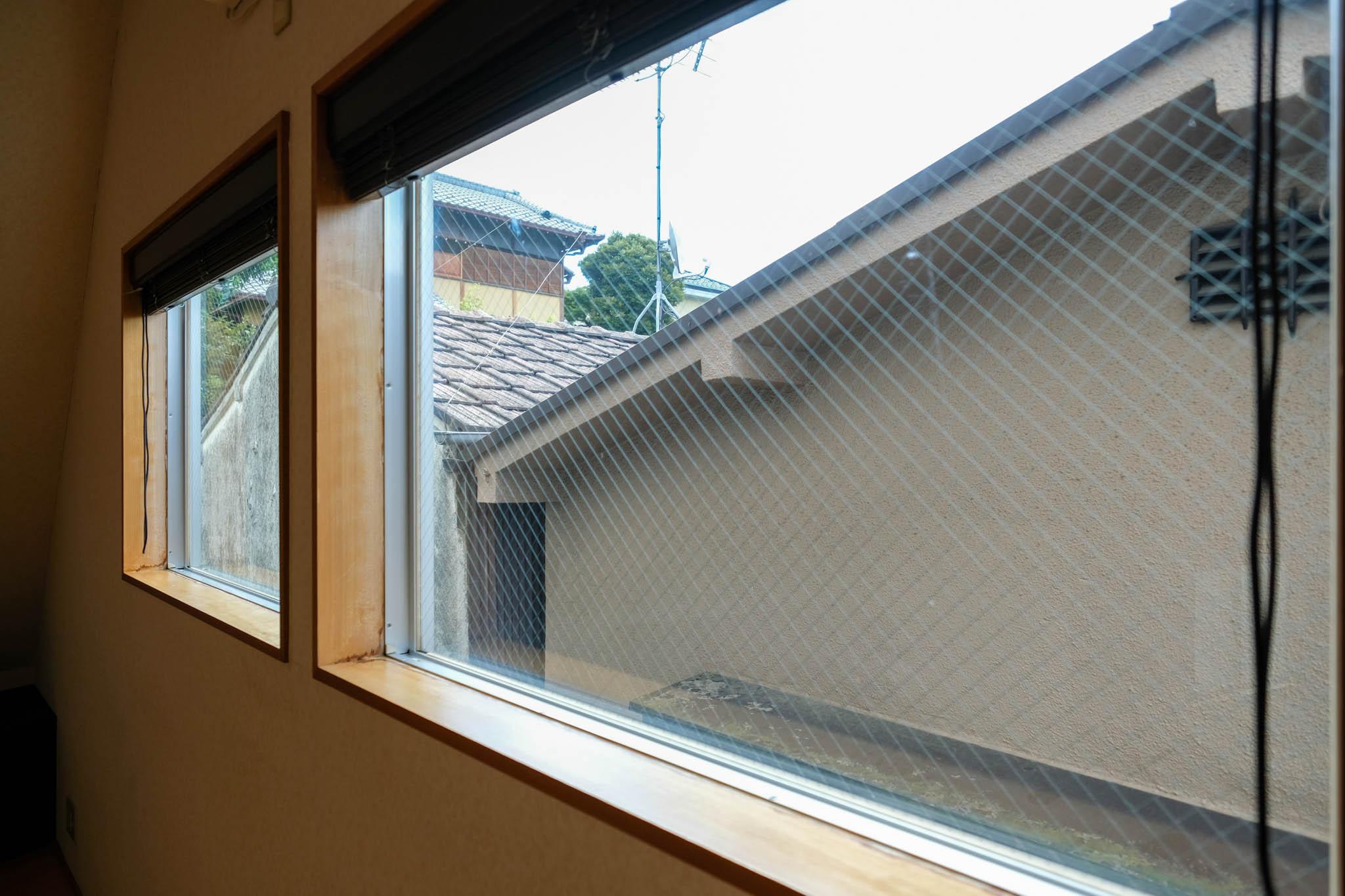 渋谷区広尾の売買物件/中3階リビング。隣家は近いけれど、光はしっかり入る。はめ殺しの窓が明るさを確保
