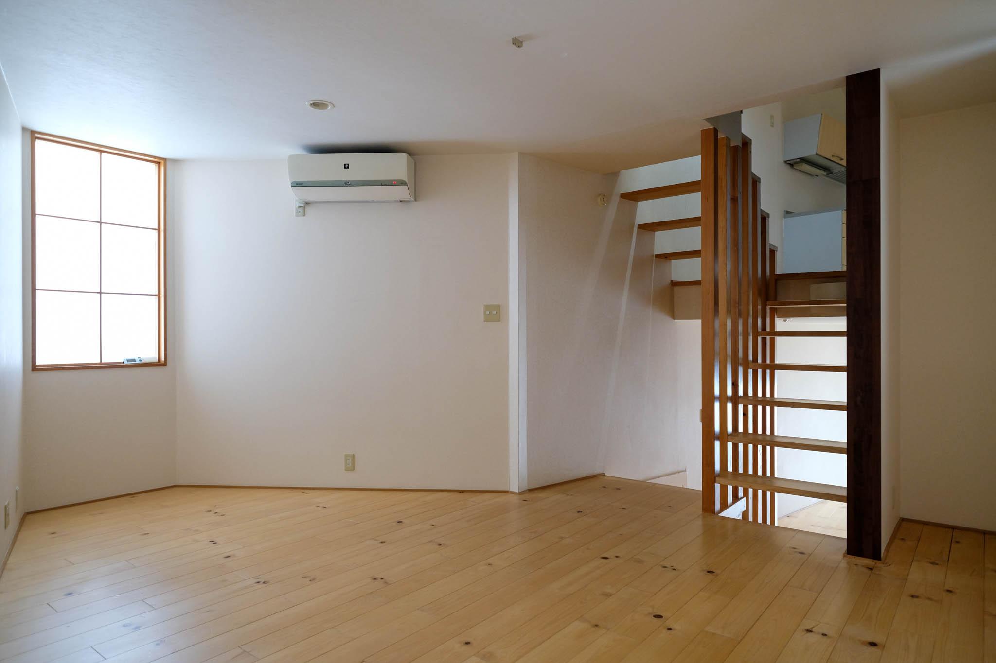 渋谷区広尾の売買物件/中2階の部屋。階段を中心に5層がつながる。空間を立体的に使い切る設計で家全体の一体感をつくる