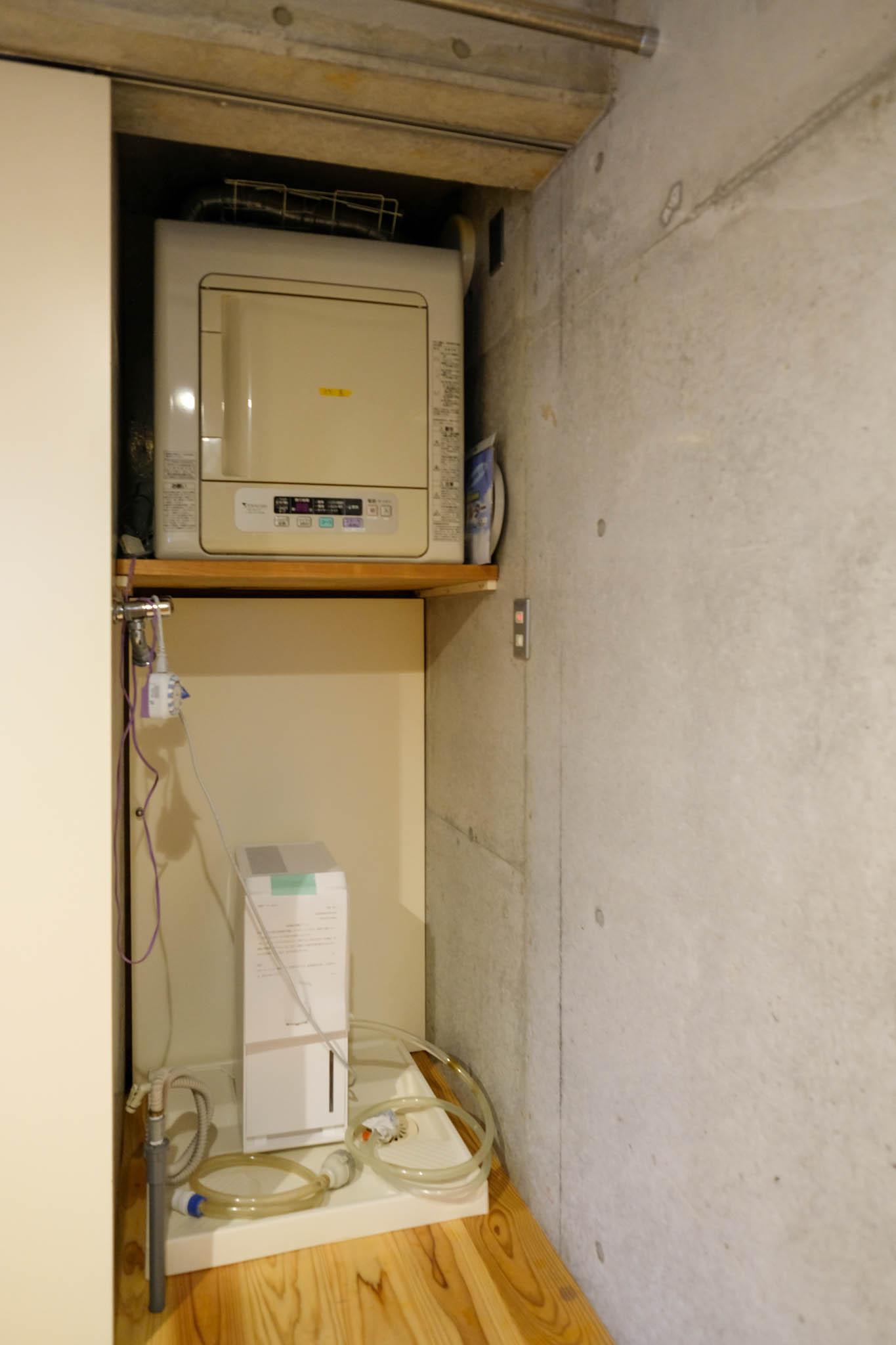 渋谷区広尾の売買物件/洗濯機と乾燥機を縦に配置。限られた空間を有効活用する工夫