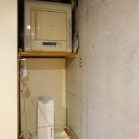 渋谷区広尾の売買物件/洗濯機と乾燥機を縦に配置。限られた空間を有効活用する工夫
