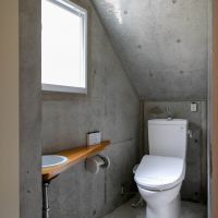 渋谷区広尾の売買物件/床に大理石を張った地下のトイレ。半地下だからこその窓がポイント
