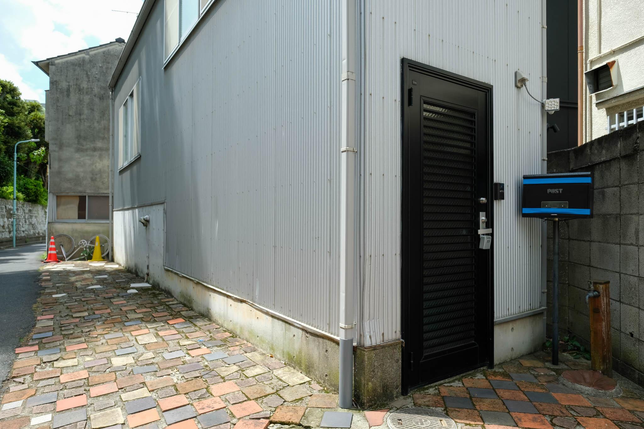 渋谷区広尾の売買物件/タイルが敷き詰められている敷地はセットバックした部分