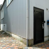 渋谷区広尾の売買物件/タイルが敷き詰められている敷地はセットバックした部分