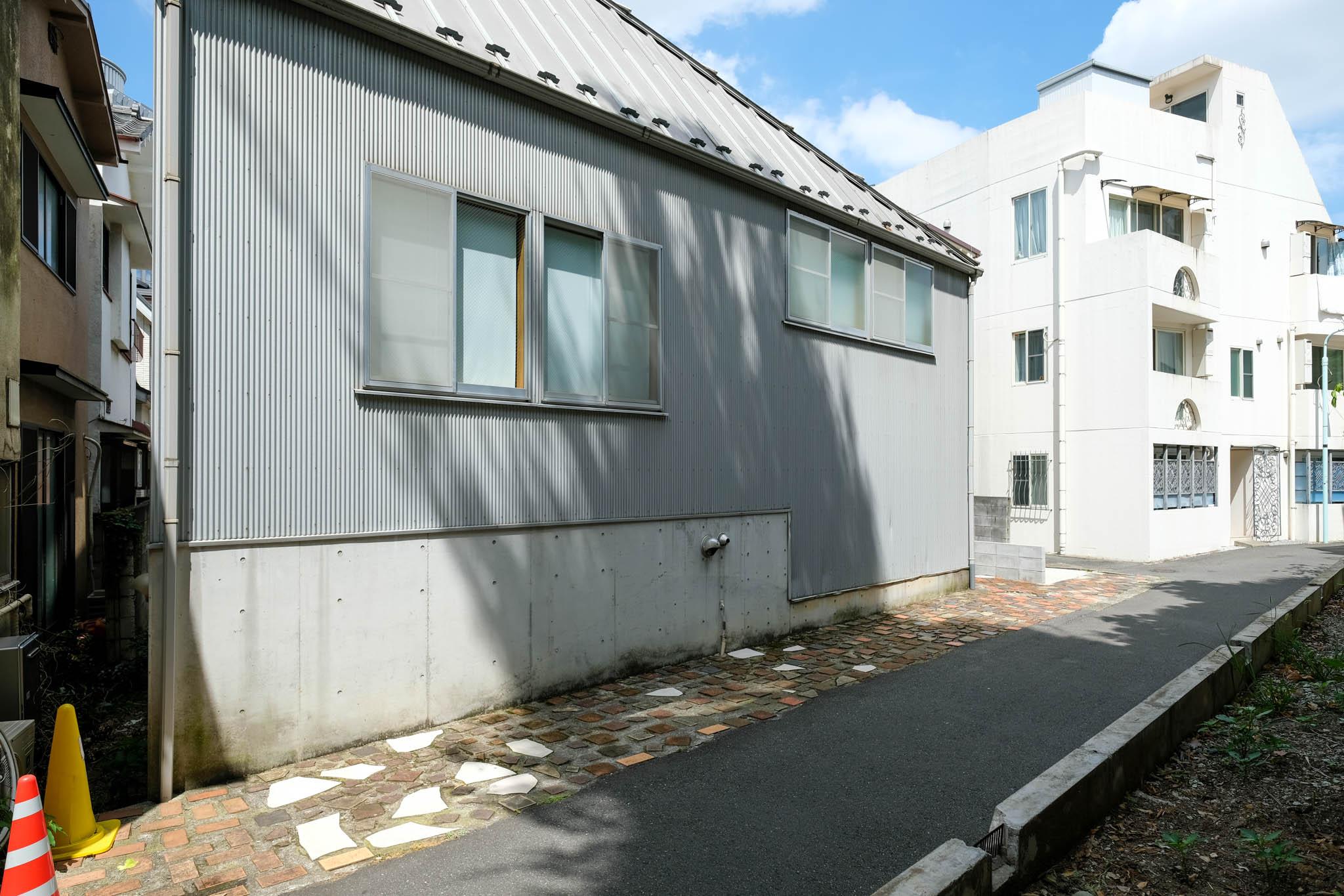 渋谷区広尾の売買物件/変形地に沿って立つ姿が、広尾の街並みに静かに馴染む