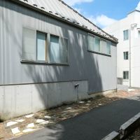 渋谷区広尾の売買物件/変形地に沿って立つ姿が、広尾の街並みに静かに馴染む