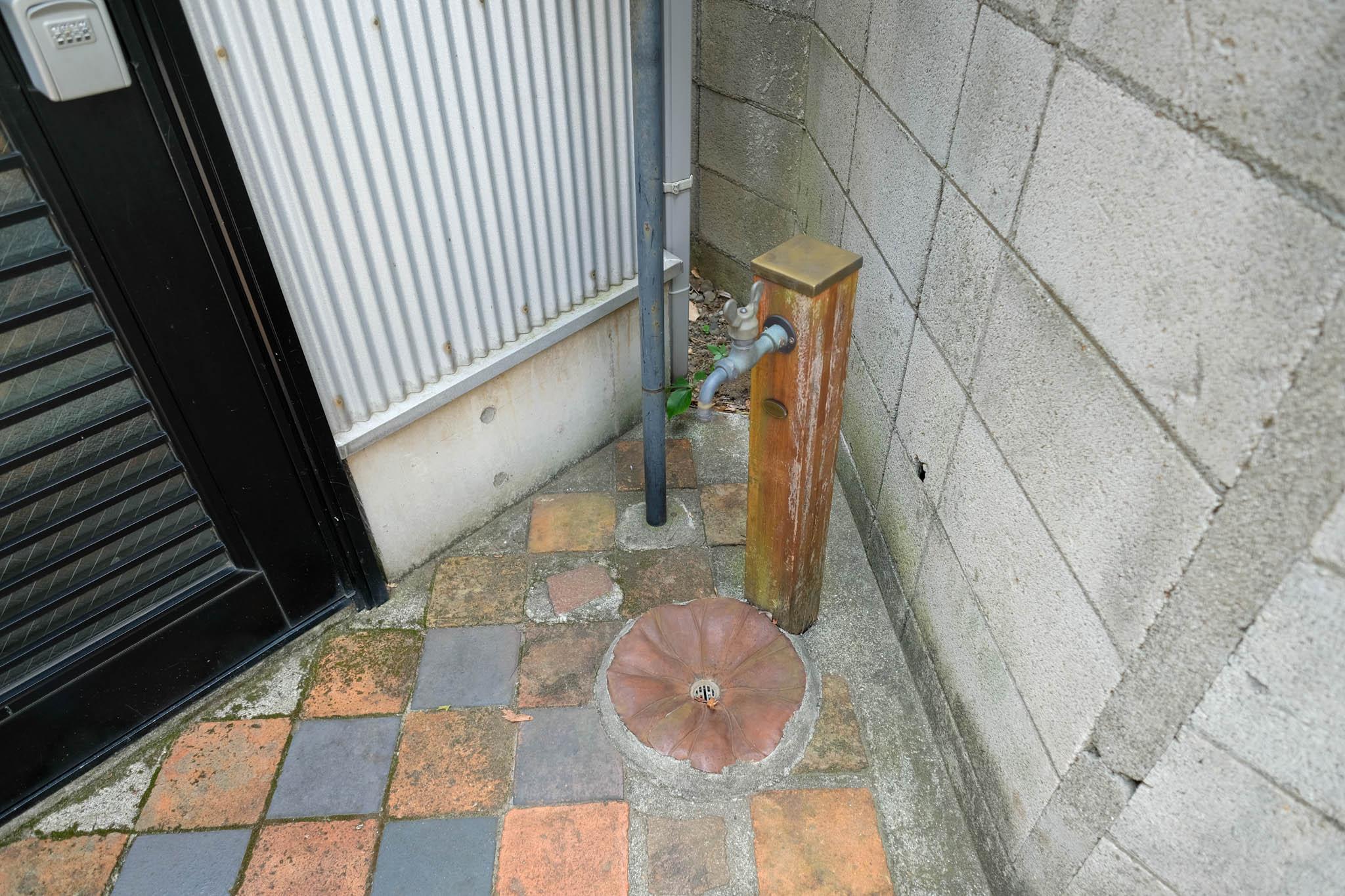 渋谷区広尾の売買物件/玄関前にかわいらしい水栓を発見