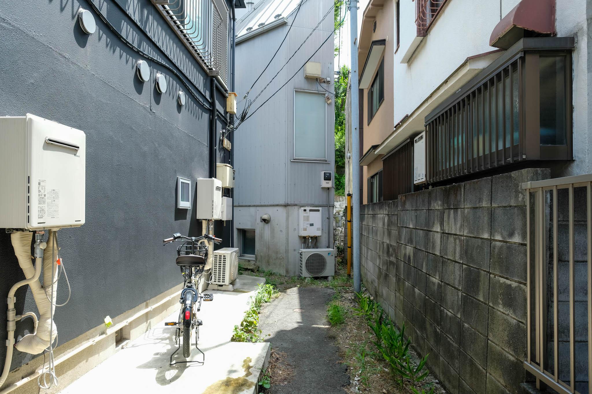 渋谷区広尾の売買物件/奥に進むと建物が見えてくる