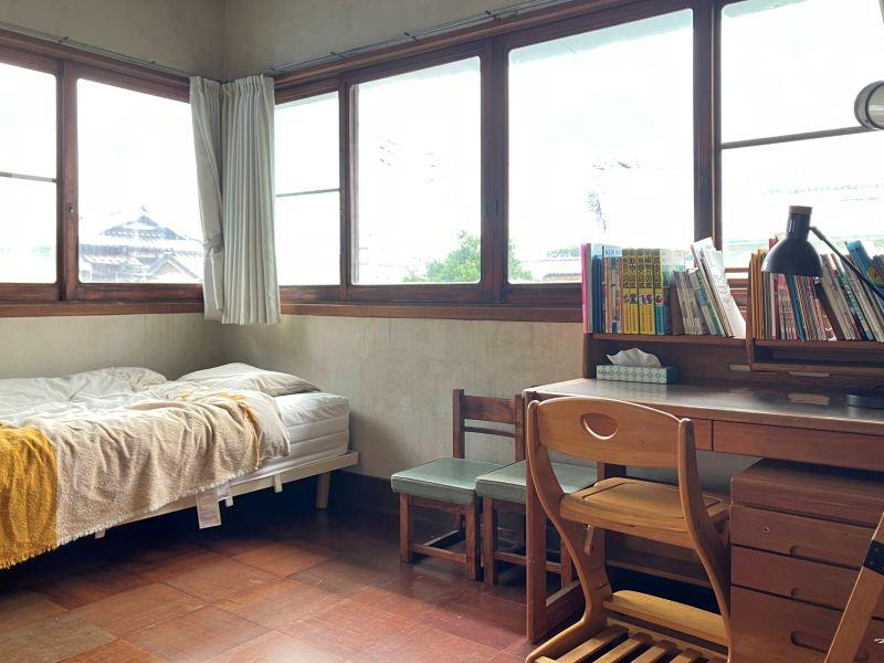 三浦市初声町和田の売買物件/2階子供部屋｜窓が大きくてとても明るい。こんな部屋で子供時代を過ごしたい。