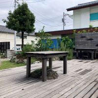三浦市初声町和田の売買物件/ウッドデッキ｜テーブルの下に、庭石がめり込んでいる！？