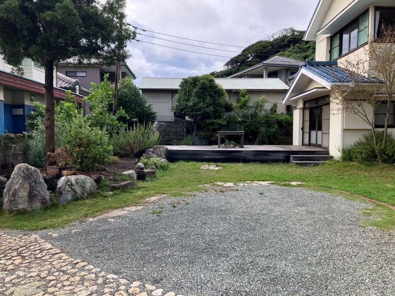 三浦市初声町和田の売買物件/庭｜砂利敷き部分だけでも、車は5台ほど駐車出来ます。