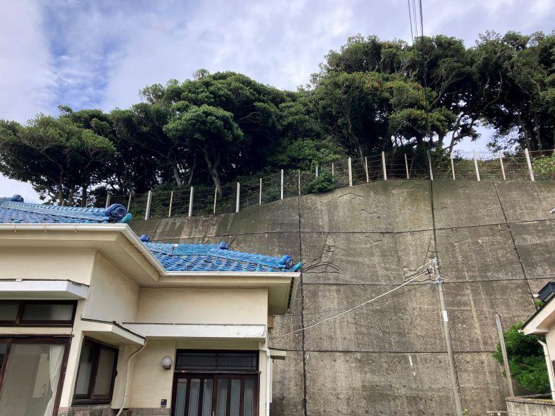 三浦市初声町和田の売買物件/擁壁｜敷地の東側にはコンクリートの擁壁があります。よく見るとヨットのレリーフが。