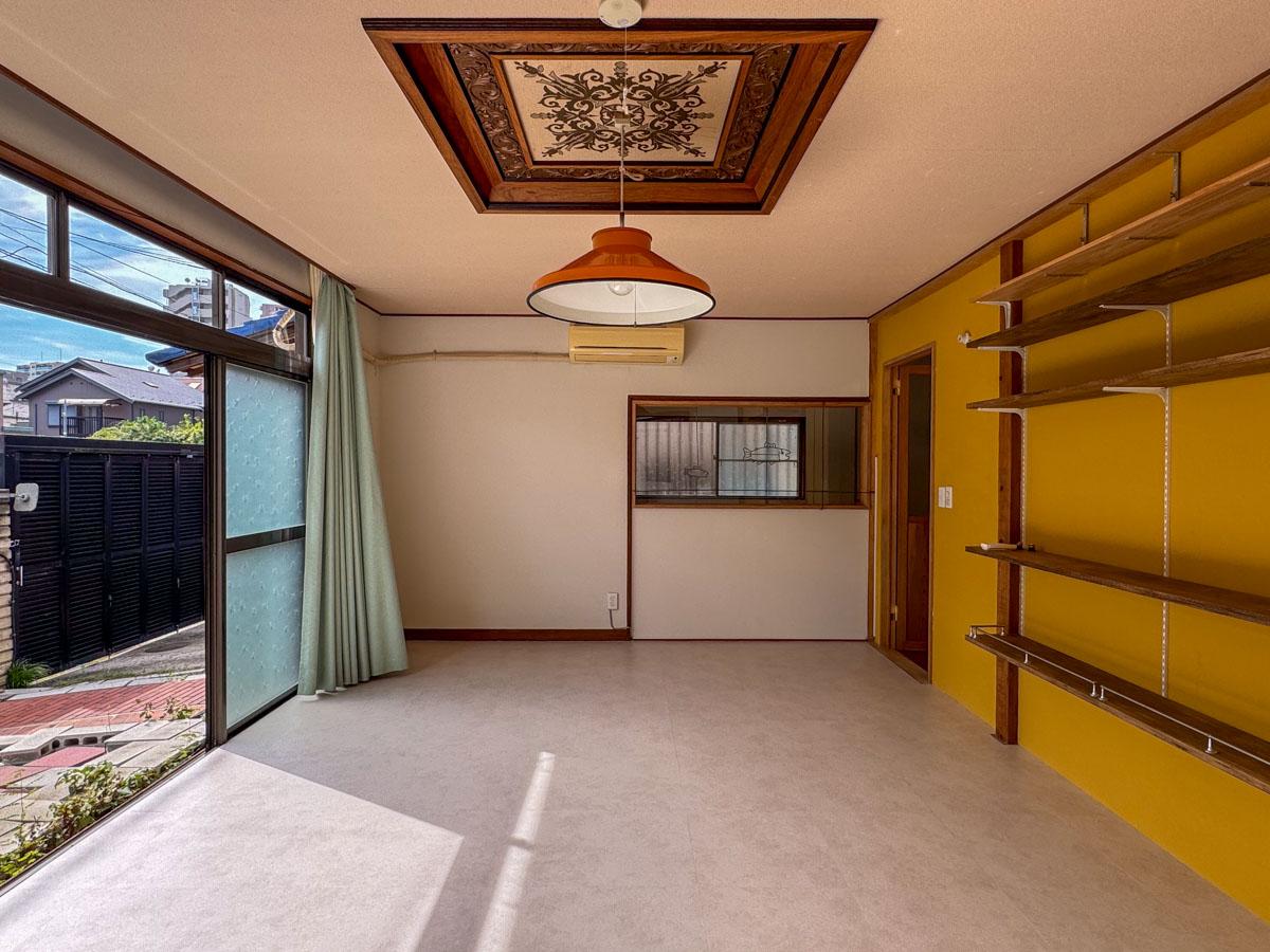 江戸川区東小岩の賃貸物件/1階の庭に面した南側の部屋。シャンデリアがついていた天井の装飾はそのままに、いい感じの照明をつけています