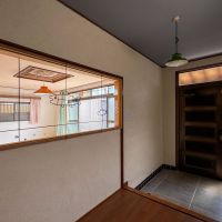 江戸川区東小岩の賃貸物件/玄関。鉄製の魚が可愛らしい