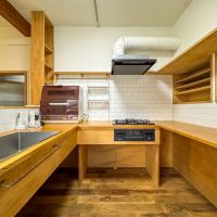 江戸川区東小岩の賃貸物件/使いやすそうなコの字型のキッチン。「入居者さんが使いやすく工夫できるように」とあえて台の下には引き出しを設けていません