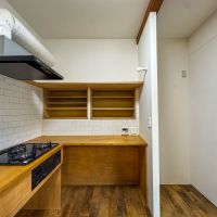 江戸川区東小岩の賃貸物件/器やグラスなどを見せながら収納できる棚