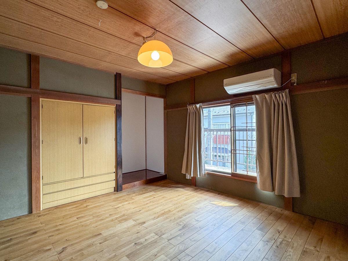 江戸川区東小岩の賃貸物件/2階は1部屋を除いて、廊下と居室共に全て無垢フローリングへ張り替えました