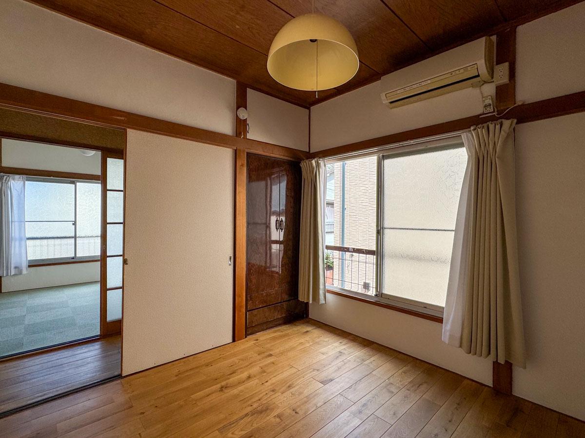 江戸川区東小岩の賃貸物件/2階4.5畳の部屋。壁面はしっくい仕上げ