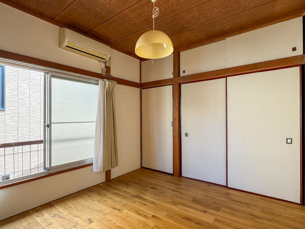 江戸川区東小岩の賃貸物件/2階4.5畳の部屋。壁面はしっくい仕上げ