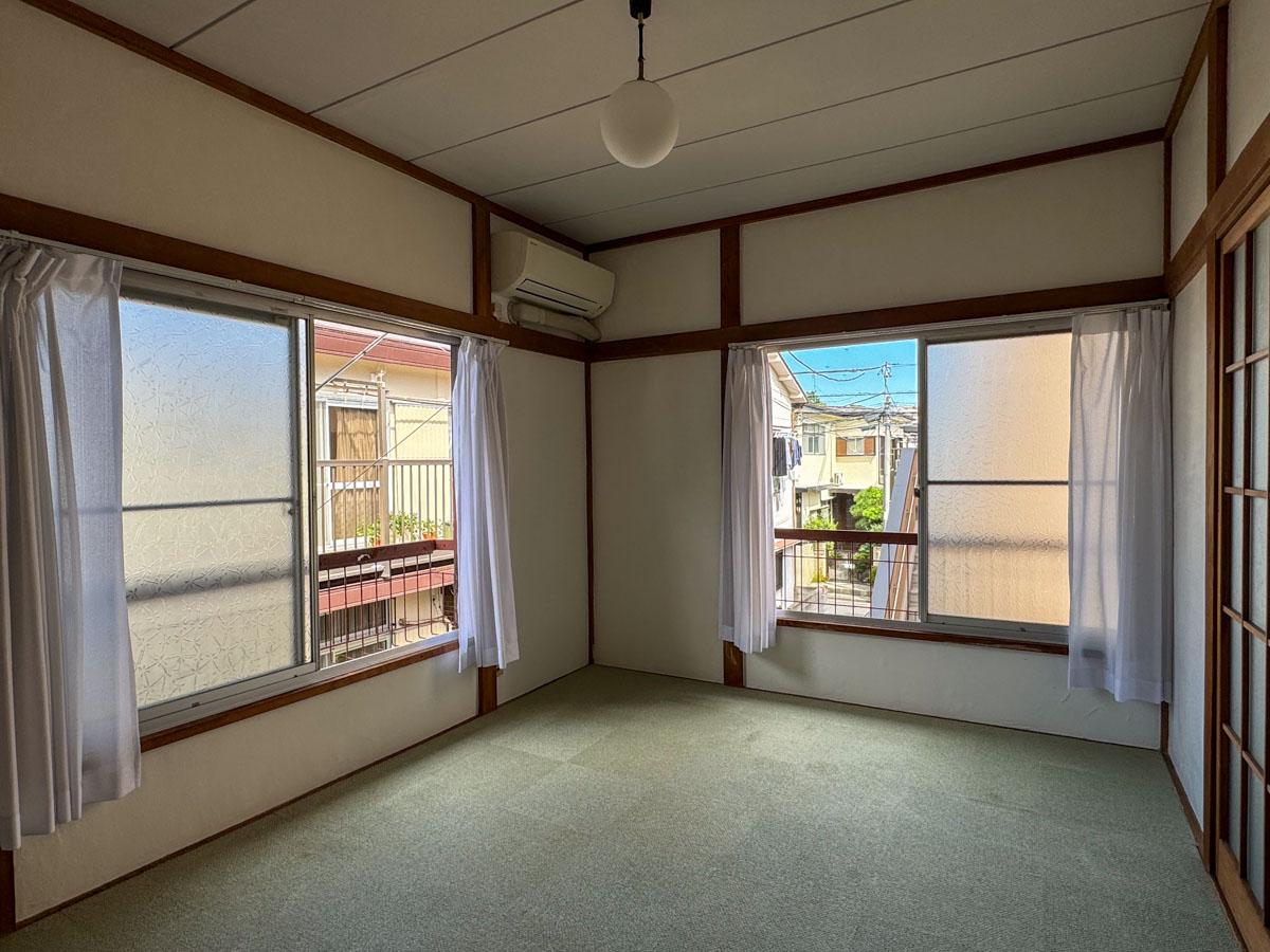 江戸川区東小岩の賃貸物件/2階の6畳の部屋。この部屋はフローリングではなく、カーペット
