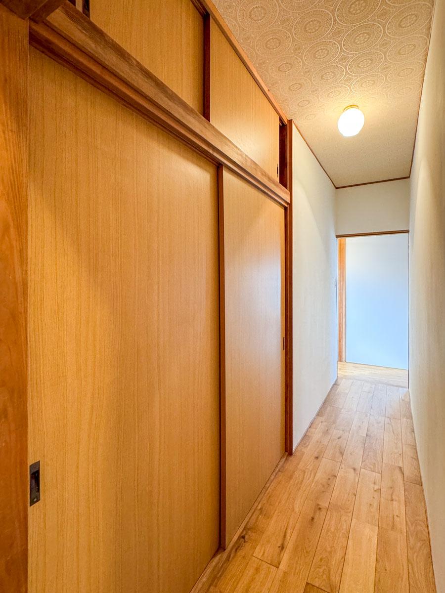 江戸川区東小岩の賃貸物件/2階廊下。左手の戸の中は収納