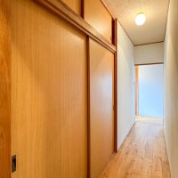 江戸川区東小岩の賃貸物件/2階廊下。左手の戸の中は収納
