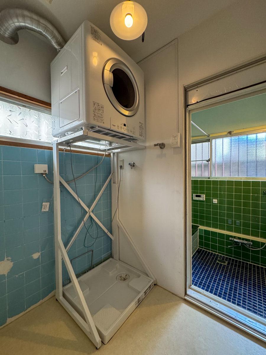 江戸川区東小岩の賃貸物件/脱衣室。前入居者が設置した衣類乾燥機（ガス）が残されています