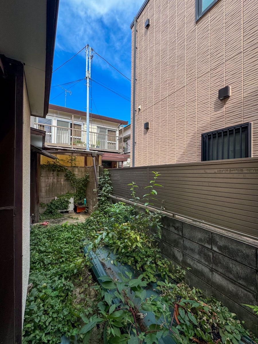 江戸川区東小岩の賃貸物件/ダイニング横の庭。現在は雑草が生い茂っていますが、入居までに貸主側で除去予定