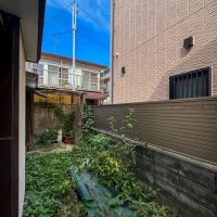 江戸川区東小岩の賃貸物件/ダイニング横の庭。現在は雑草が生い茂っていますが、入居までに貸主側で除去予定