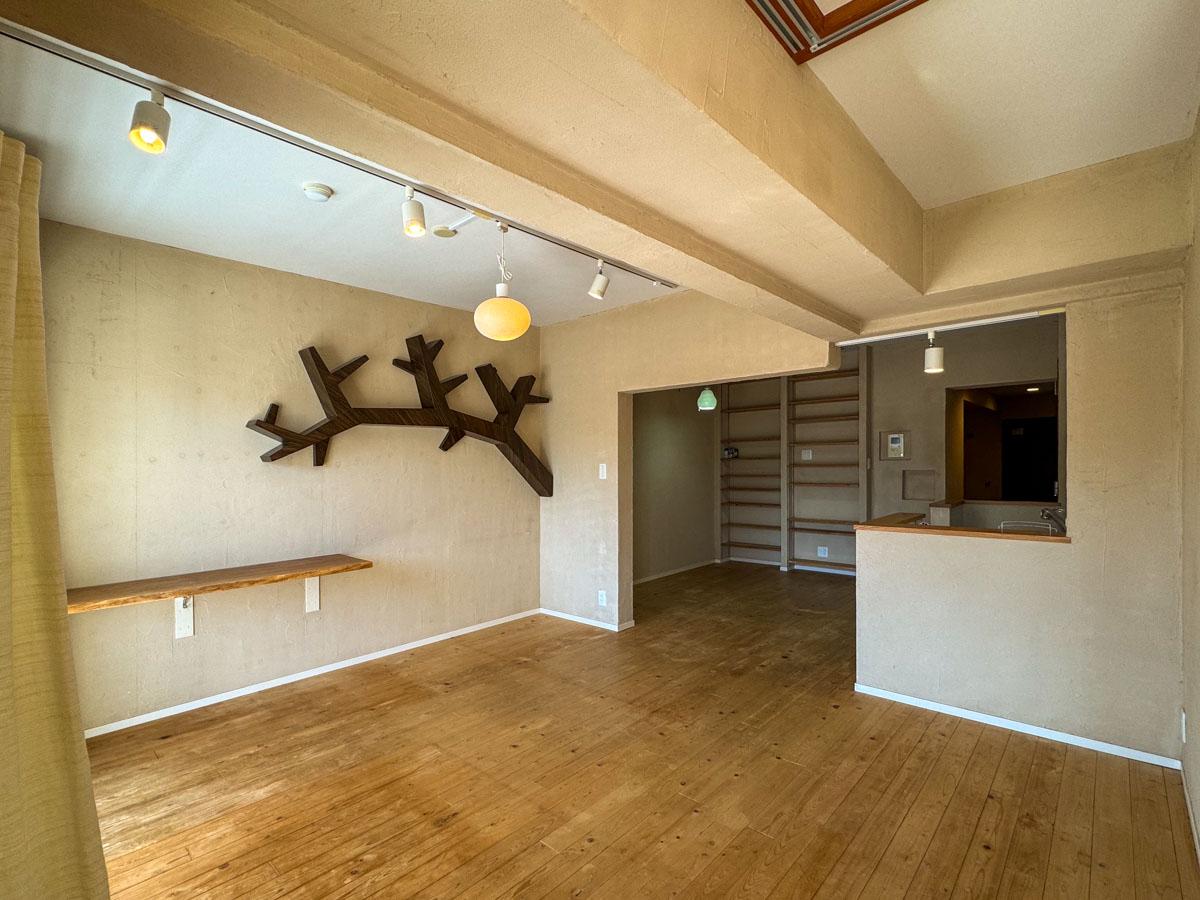 品川区旗の台の賃貸物件/床はパイン材の無垢フローリング、壁は珪藻土と、自然素材に囲まれた空間
