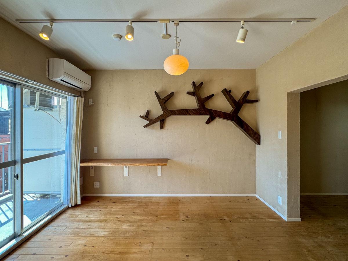 品川区旗の台の賃貸物件/樹木のオブジェは実は棚。貸主が住んでいた頃はここに本を並べていました