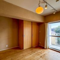 品川区旗の台の賃貸物件/リビングと洋室のL字型の間仕切りを閉めると、しっかりと2部屋に分かれる