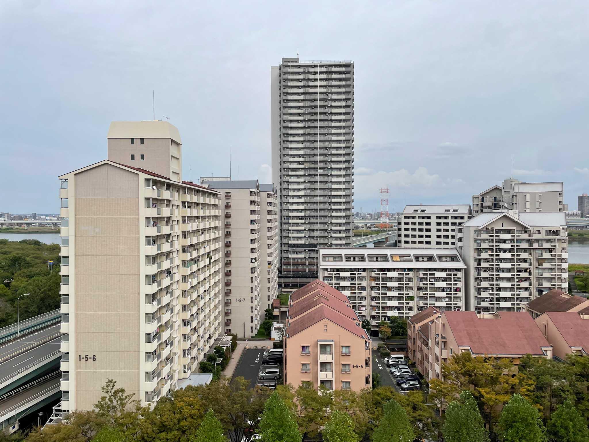 江戸川区小松川町の賃貸物件/窓からの景色の正面。向かいのマンションとは距離があって、圧迫感はありません