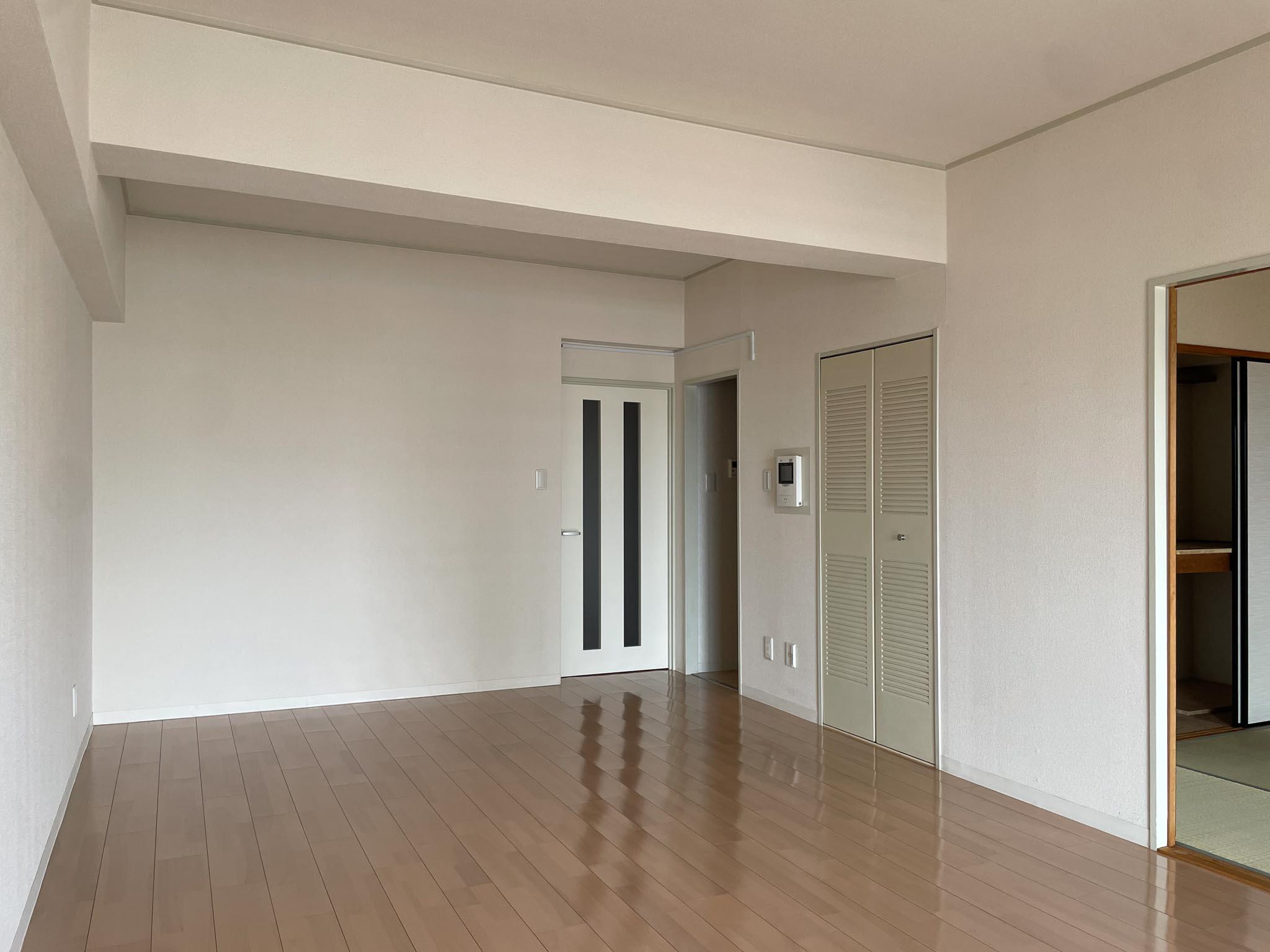 江戸川区小松川町の賃貸物件/キッチンはキッチンでまとまっているので、リビングは目一杯家具を置けます