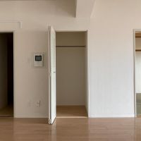江戸川区小松川町の賃貸物件/キッチンと和室の間に小さなクローゼットがあります。使うかな...