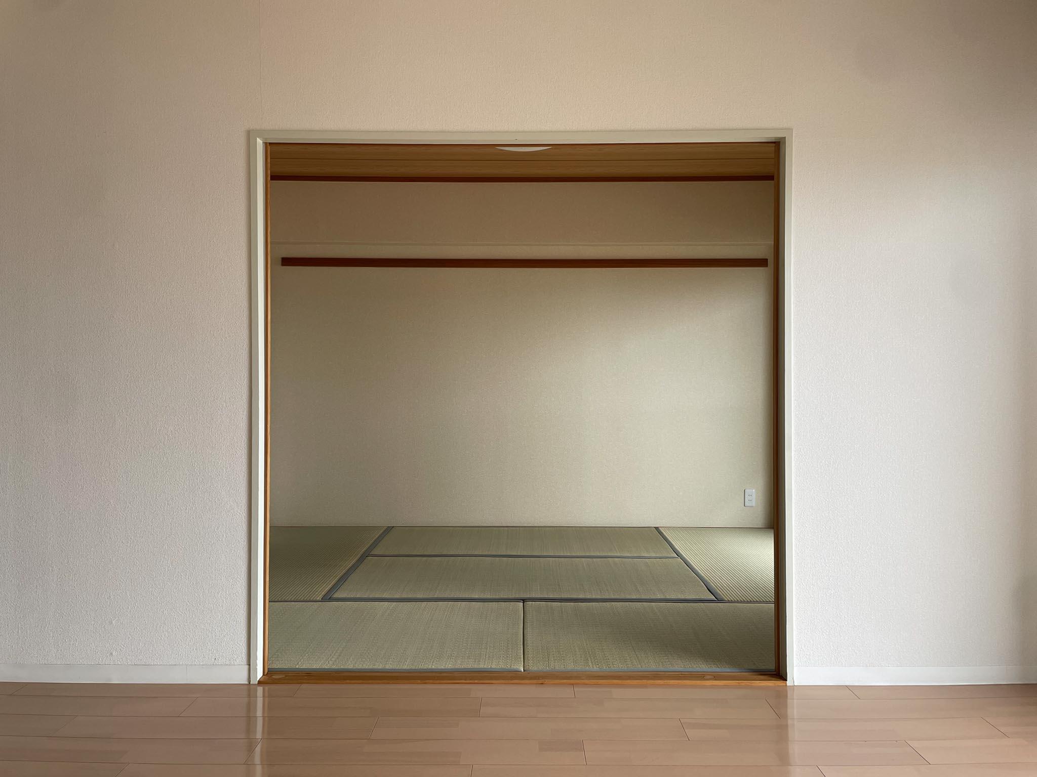江戸川区小松川町の賃貸物件/リビングの横に和室があります。引き戸を仕舞まっています