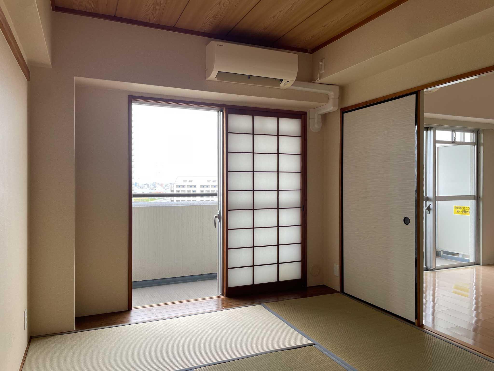 江戸川区小松川町の賃貸物件/リビングの横に和室。窓の外の景色はリビングと同じです