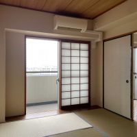 江戸川区小松川町の賃貸物件/リビングの横に和室。窓の外の景色はリビングと同じです