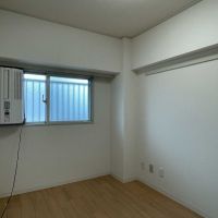 江戸川区小松川町の賃貸物件/西側洋室：ウィンドウエアコンが設置してあります
