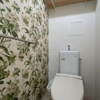 江戸川区小松川町の賃貸物件/トイレ。壁紙はボタニカル柄