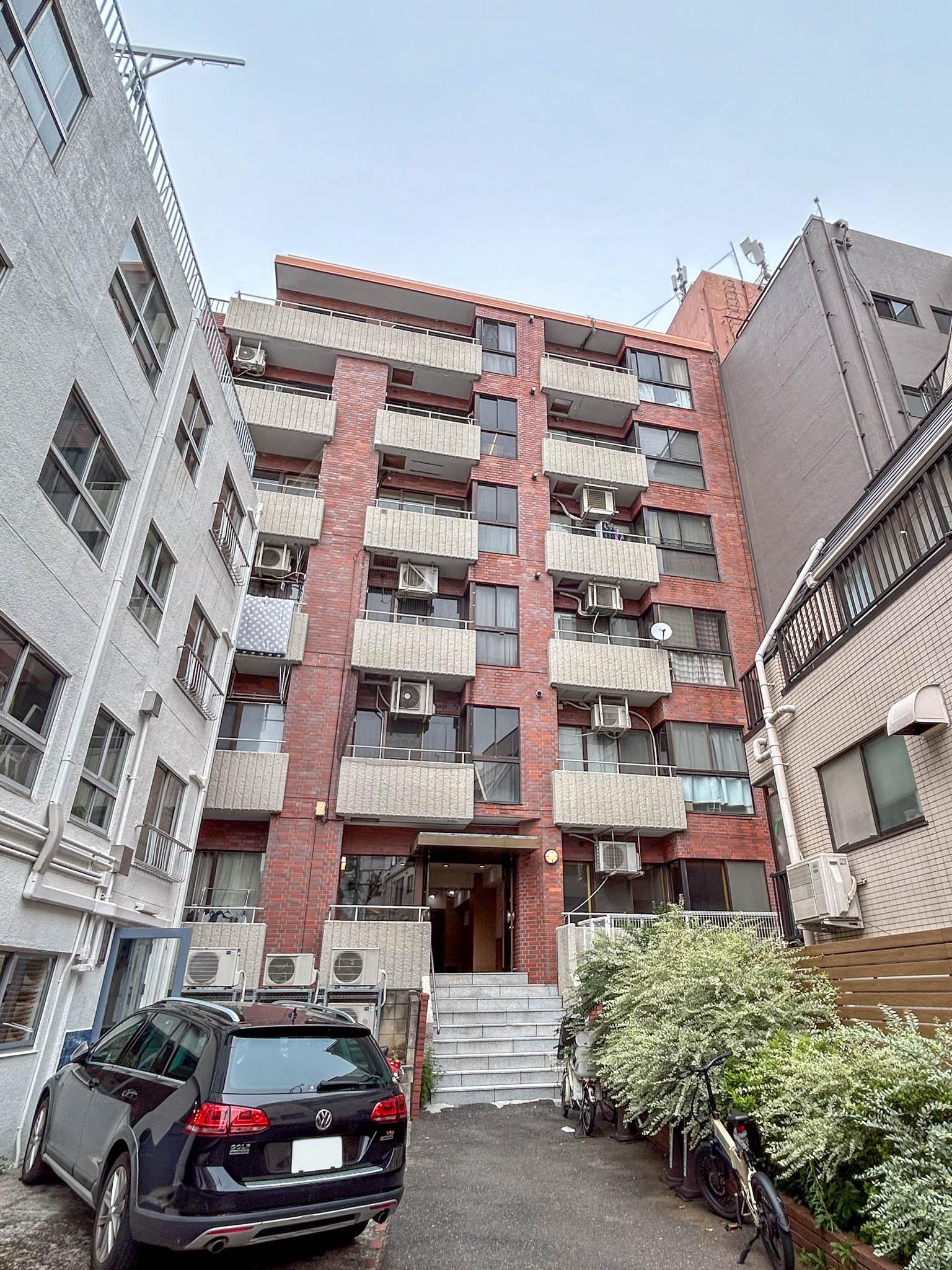 渋谷区神宮前の賃貸物件/外観。通りから奥まったところにエントランスがあります