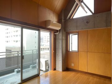 千代田区九段南の賃貸物件/都心のくぼみに、木の匂い