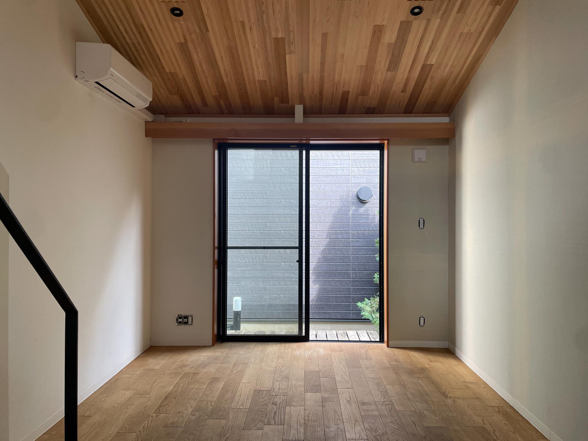 文京区根津の賃貸物件/天井と床とで木に挟まれた空間。天井の高さ・勾配は生む開放感を体感できます