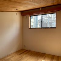 文京区根津の賃貸物件/上階は寝室に。リビングの窓から対角の窓へ、風が抜けていきます