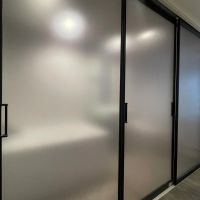 文京区根津の賃貸物件/水まわりは半透明の大きな3枚の引き戸で隠すことができます